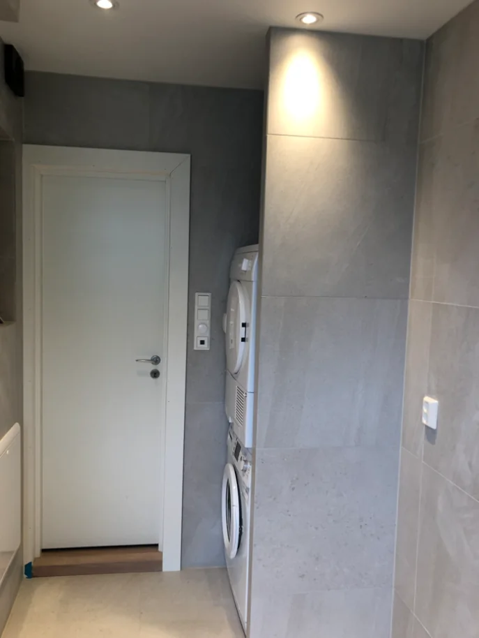Kompakt bad og teknisk rom i leilighet på Skøyen med vaskesøyle, fliser, downlights og servicefelt