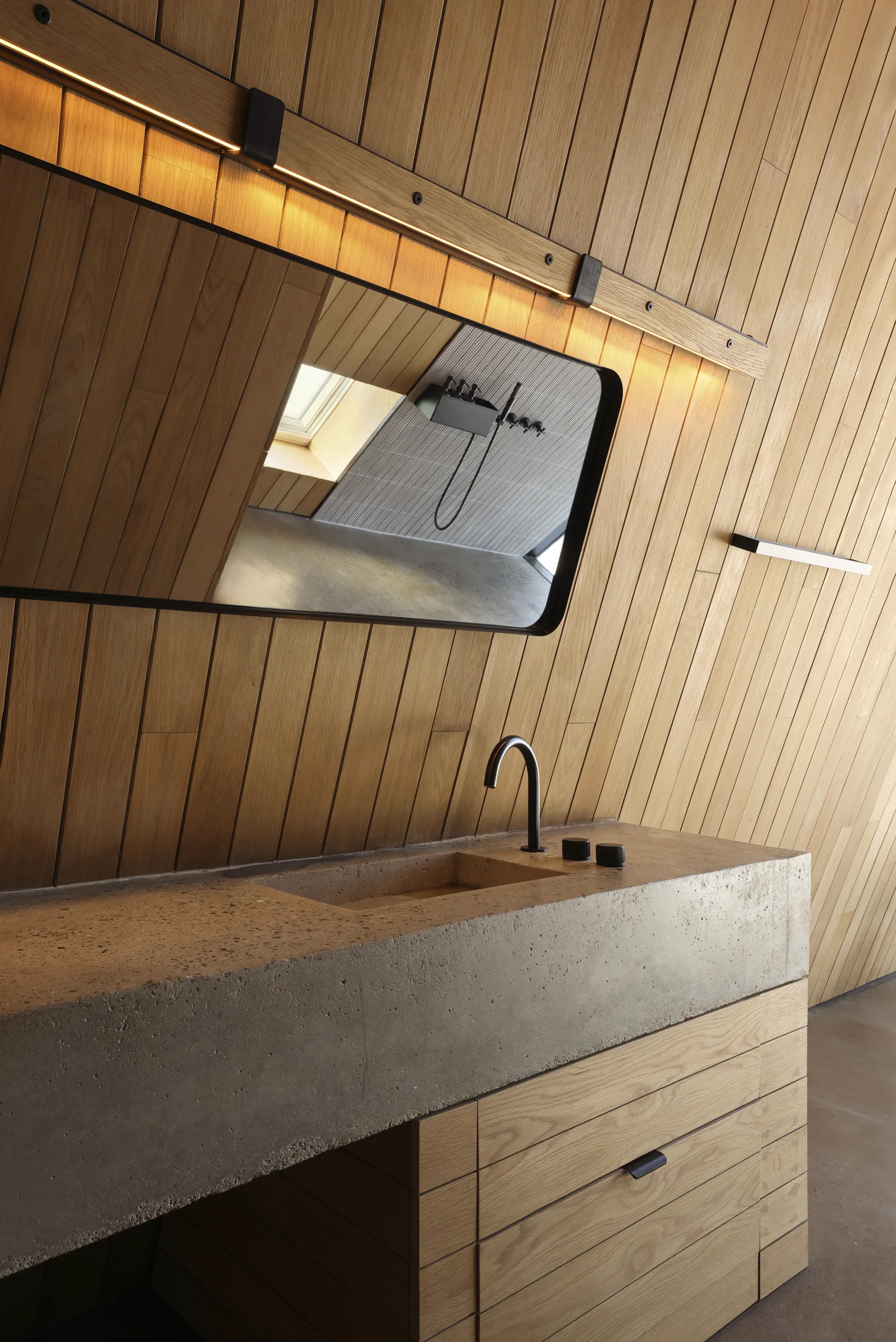 Moderne A-hytte med glassfelt, vinterterreng og tydelig adkomst