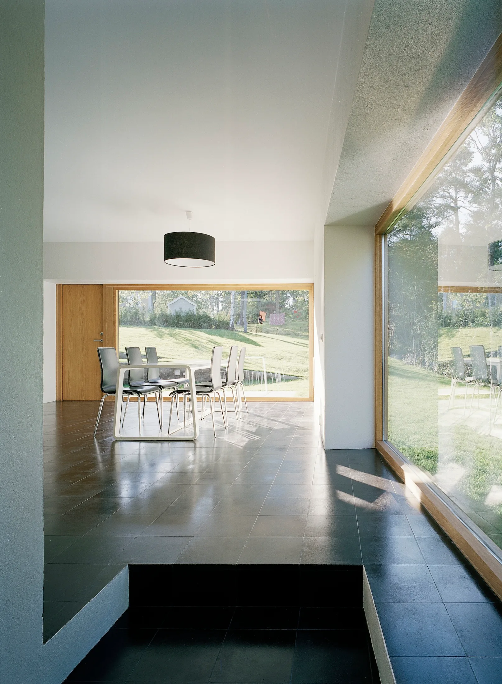 Spisestue med store glassfelt