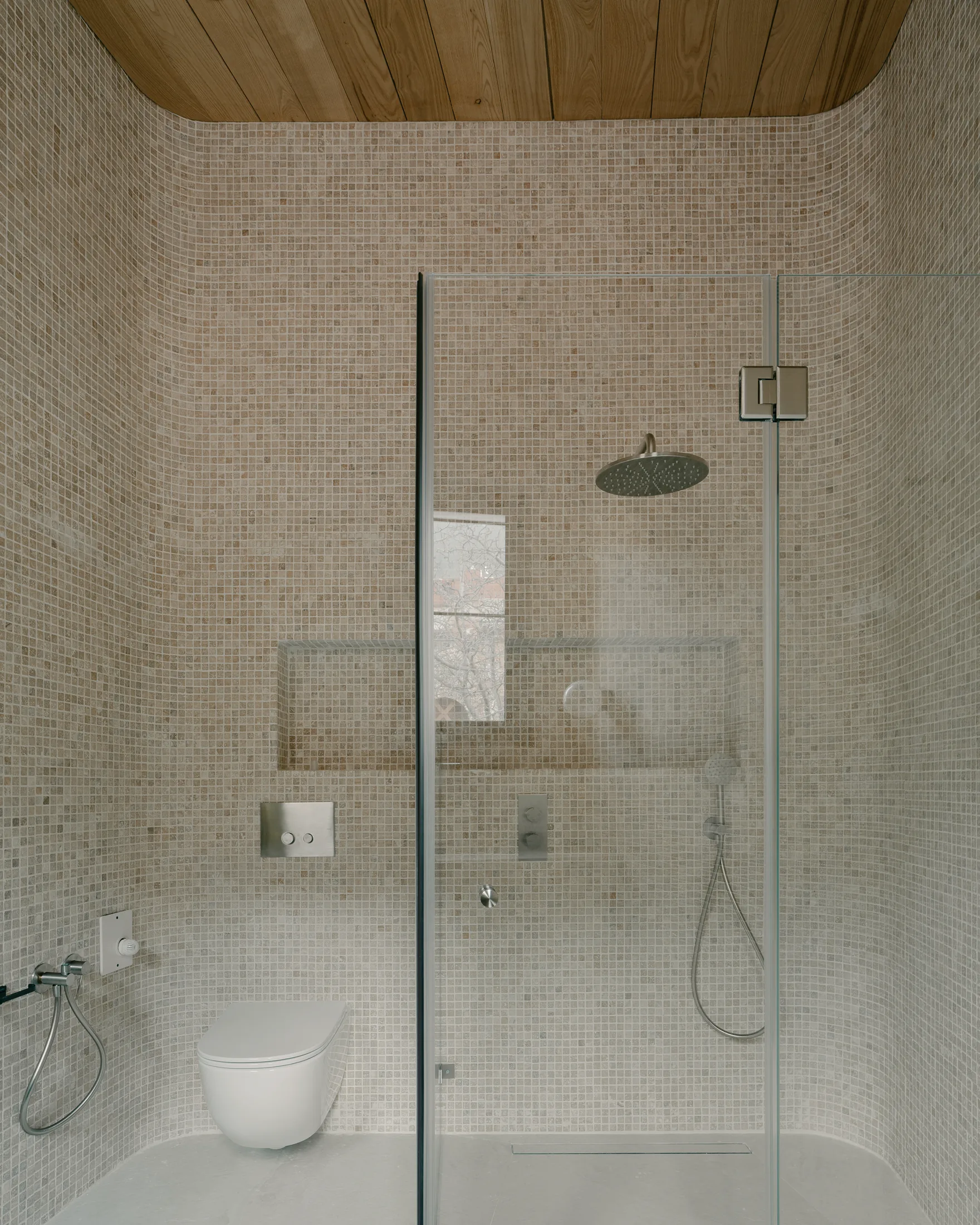 Dusjrom med beige mosaikk, glassfelt og trehimling