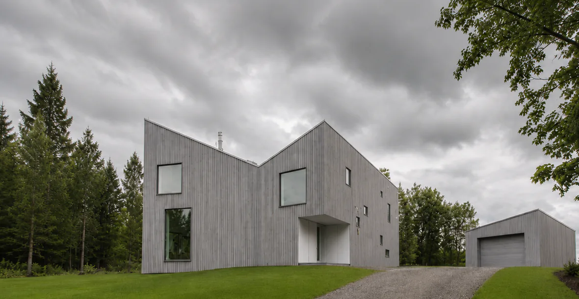 Grey timber Bærum residential project with clean volumes and driveway